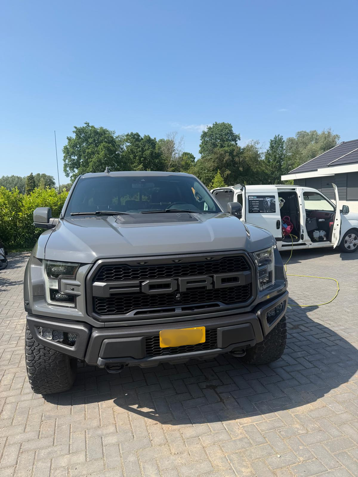 Furkan - Detailnou Autoreiniging op Locatie