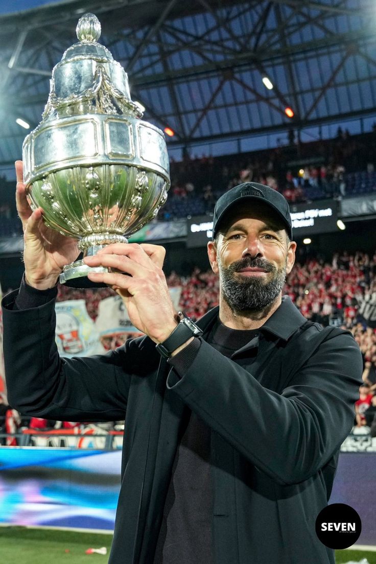 Mobiele autodetailer reinigt discreet een luxe sportwagen op een privéterrein voor een profvoetballer.