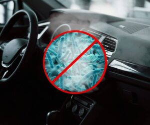 Mobiele autodetailer brengt speciale geurneutraliserende spray aan in auto interieur op locatie.